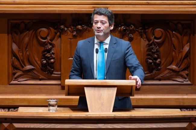 Inutusan ng korte ng Portugal ang mala-kanang Chega na alisin ang mga poster ng anti-Roma