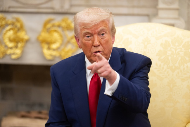 Trump lashes out sa mga kaalyado: "Simulan ang pag-aaral kung paano ipaglaban para sa iyong sarili" at "pumunta kumuha ng iyong sariling langis"