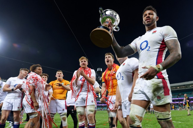 Kontrobersya sa koponan ng kuliglig ng England nang mahuli silang umiinom sa pagitan ng mga laro ng Ashes