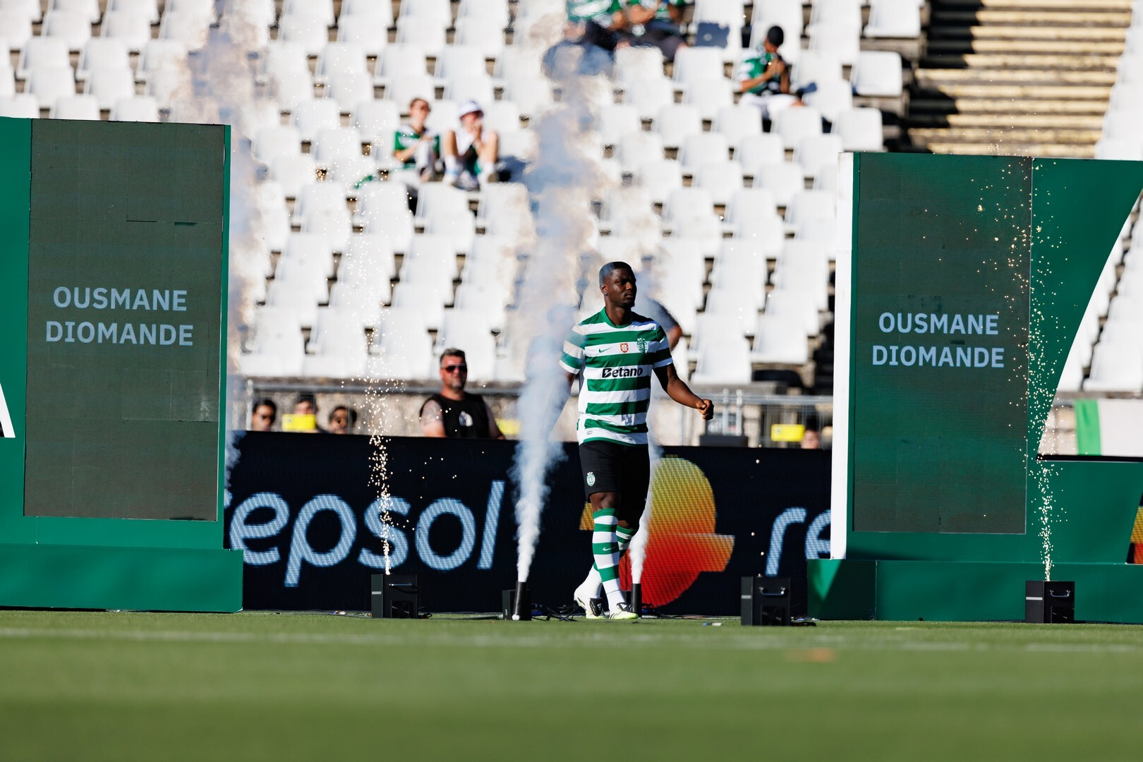 Nilagdaan ng Nottingham Forest ang defender na si Ousmane Diomande mula sa Sporting CP