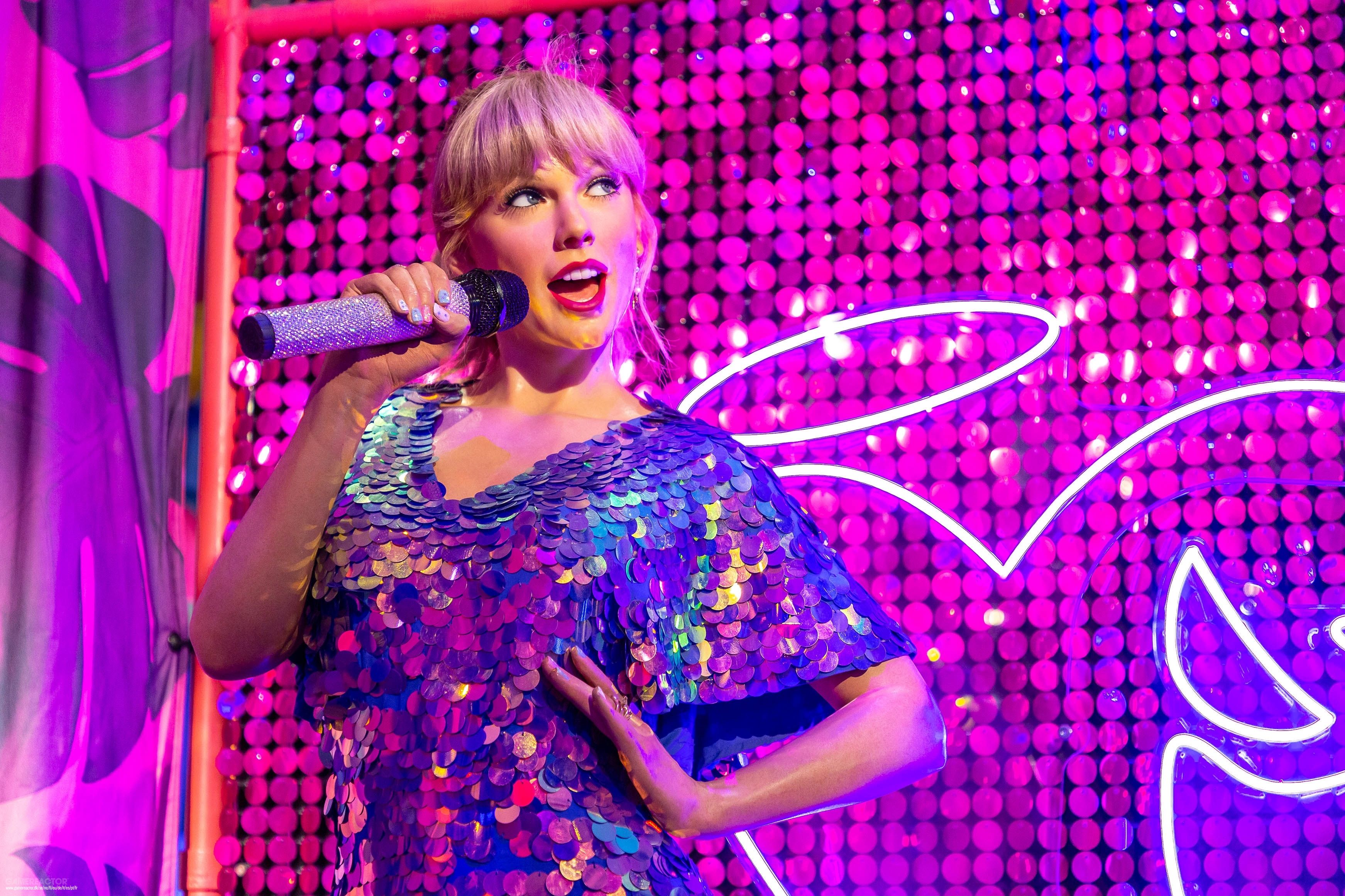 Nanatiling misteryo ang damit pangkasal ni Taylor Swift, at nagbabanta itong baligtarin ang mga prediksyon ng bridal industry para sa taong ito