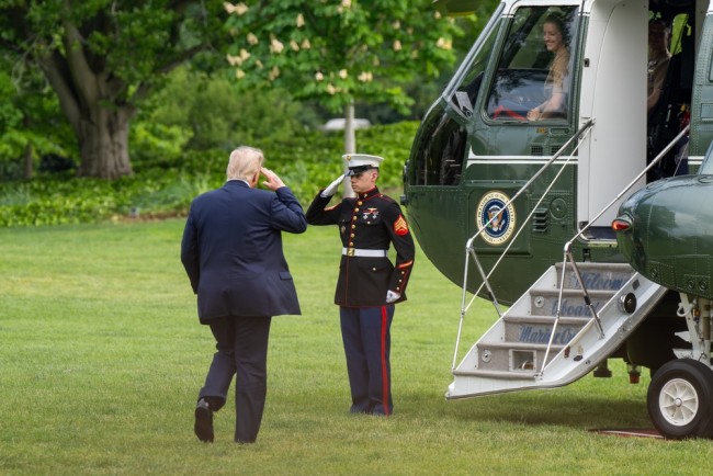 Trump floats record $ 1.5tn military budget para sa 2027 (up mula sa $ 900 bn sa 2026)