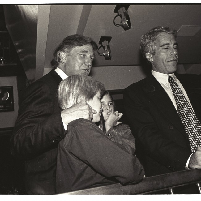 Ang mga bagong file ng Epstein ay nagpapakita ng higit pang mga sanggunian kay Trump, kabilang ang pribadong jet flight na may hindi pinangalanang 20-taong-gulang