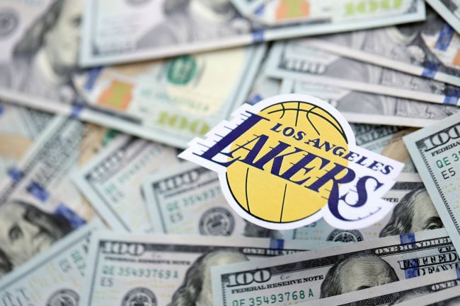 Matagal nang executive ng Los Angeles Lakers na si Buss brothers na pinalayas ng kanilang kapatid na babae sa Succession-style drama