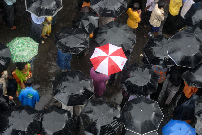 ang napili ng mga taga-hanga: It's Raining Again in India