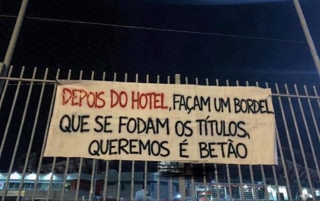 "Pagkatapos ng hotel, magtayo ka ng brothel. Mga pamagat ng tornilyo, kung ano ang gusto namin ay kongkreto", inaangkin ang galit na mga tagahanga ng Benfica