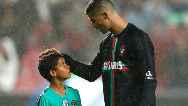 Ang 15-taong-gulang na si Cristiano Ronaldo Jr. ay nagsasanay sa Real Madrid ngayon, isang "pagsubok" upang sumali sa akademya