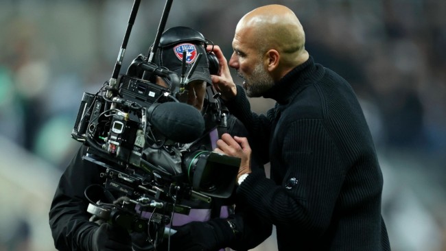Humingi ng paumanhin si Pep Guardiola sa cameraman matapos kunin ang kanyang mga earphone: "Nahihiya ako"