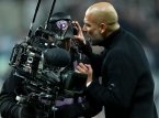 Humingi ng paumanhin si Pep Guardiola sa cameraman matapos kunin ang kanyang mga earphone: "Nahihiya ako"