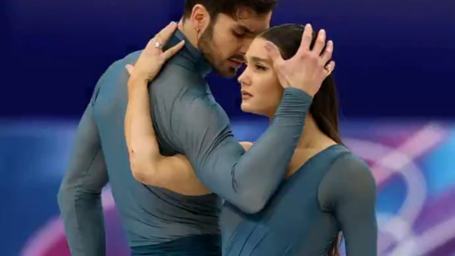 Ang tagumpay nina Laurence Fournier Beaudry at Guillaume Cizeron sa Winter Olympics ay napinsala ng mga masasamang kontrobersya