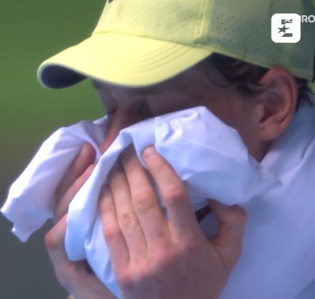 Isa sa mga pinaka-nakakagambala na imahe mula sa Australian Open: Sinner na nanginginig nang hindi mapigilan sa kalagitnaan ng laro