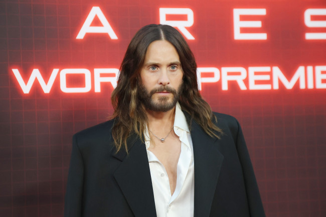 Si Jared Leto ay inakusahan ng kriminal na sekswal na pang-aabuso ng apat na babae
