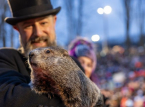 Hinuhulaan ni Punxsutawney Phil ang anim pang linggo ng taglamig para sa US sa Groundhog Day