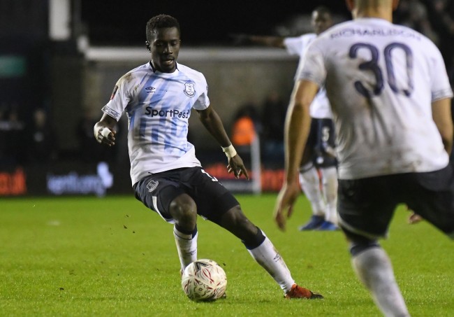 Ang manlalaro ng Everton ay pinaalis dahil sa pagsampal sa isang kasamahan sa koponan, ngunit ang kanyang manager ay "lubos na nagustuhan ito"