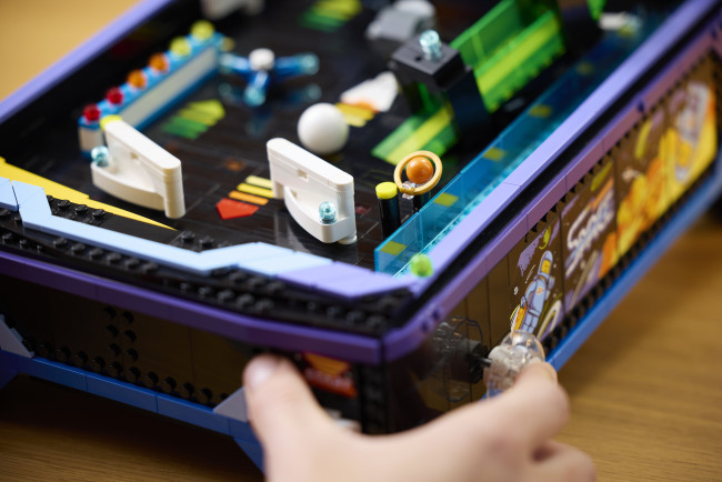 Lego unveils isang buildable at gumagana arcade pinball set