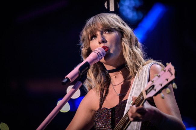 Taylor Swift sumali sa Hall of Fame ng mga manunulat ng kanta