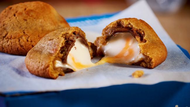 Ang kakaibang hitsura ng croissant na ito ay ang pinakabagong viral food craze ng Thailand
