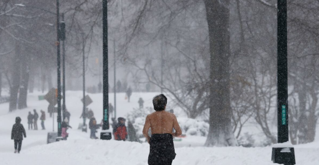Mahigit 5,000 flight kinansela habang inilibing ng record snow ang US East Coast