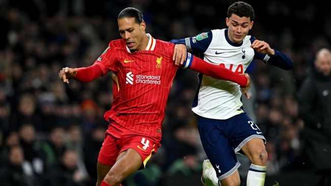 Ang Liverpool at Arsenal ay nanguna sa Premier League, ngunit parehong nahulog sa unang leg ng semi-finals ng Carabao Cup