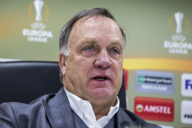 Ang manager ng Curaçao na si Dick Advocaat ay nagbitiw apat na buwan bago ang pasinaya sa World Cup