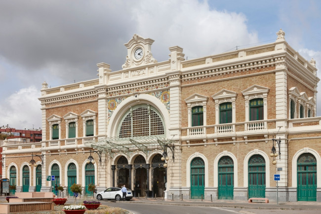 Tinamaan ng commuter train ang crane sa Timog-silangang Espanya, iniulat na may mga menor de edad na pinsala