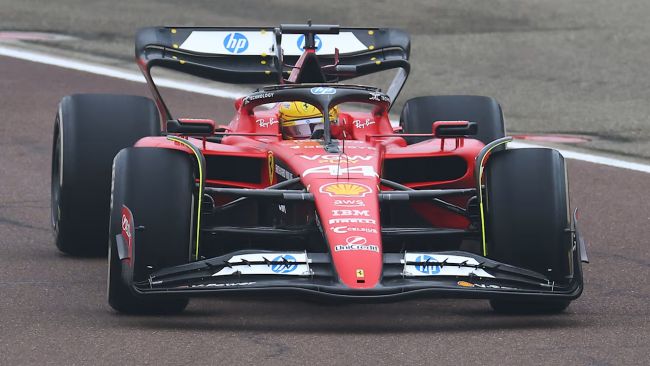 Bumagsak si Lewis Hamilton sa kanyang Ferrari sa kanyang ikalawang pagsubok, umalis nang hindi nasaktan
