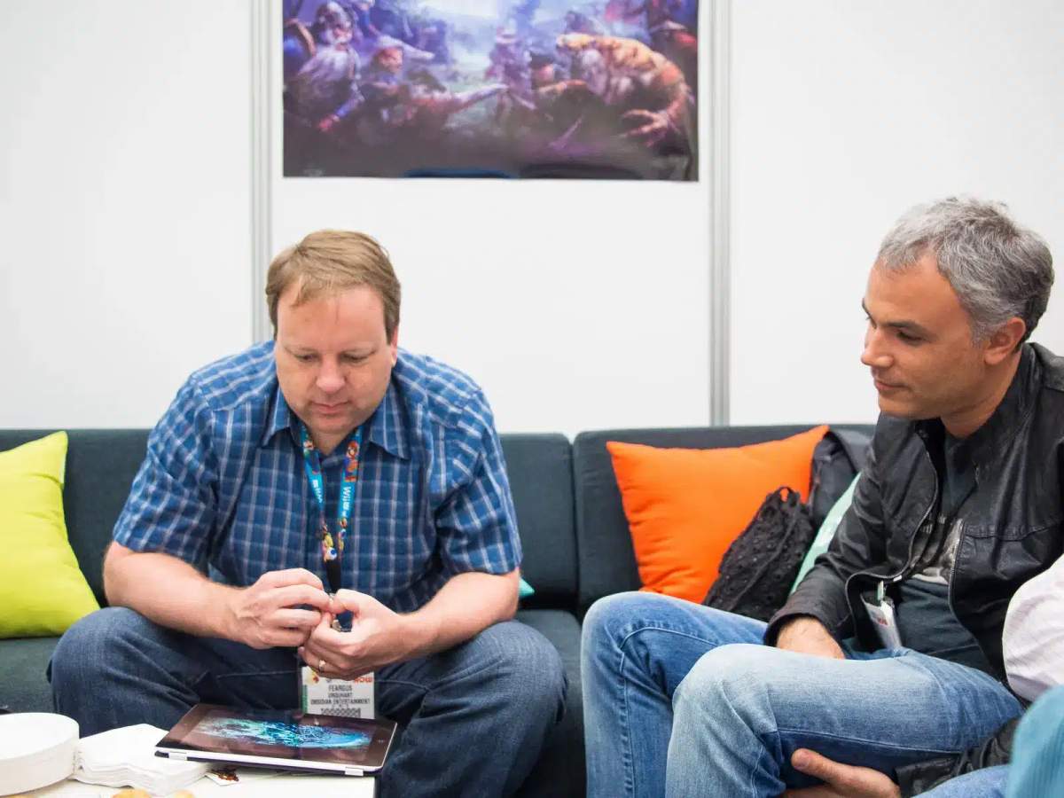 Sina Feargus Urquhart at Sergey Orlovsky na nakaupo sa isang sopa sa E3 2013.