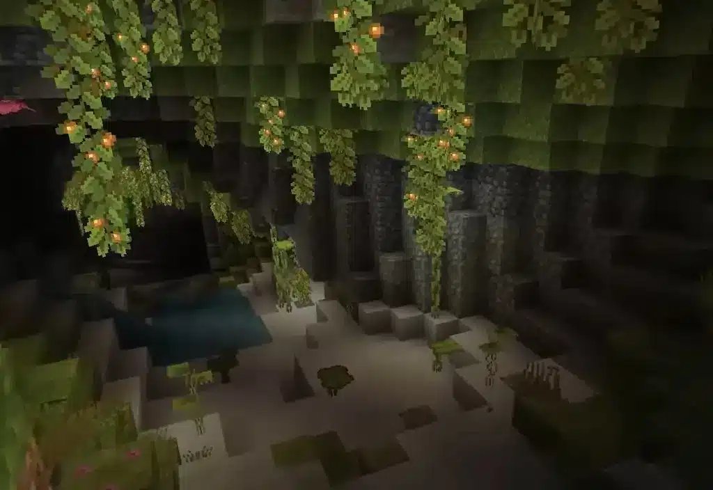 Isang tanawin ng Lush Caves biome sa Minecraft, na nagpapakita ng mga nakabiting glow berry at mga halaman.
