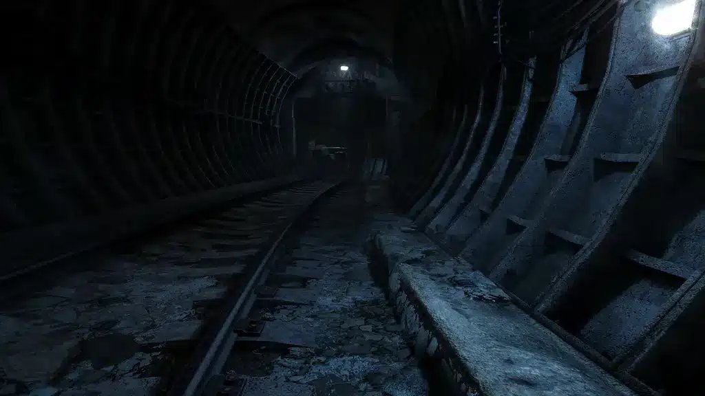 Isang madilim at atmosperikong tanawin ng isang abandonadong tunel ng subway na may mga kinalawang na suportang metal at malamlam na ilaw.
