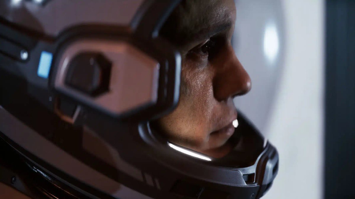 Isang close-up shot ng isang karakter na may suot na futuristic na space helmet sa Directive 8020.